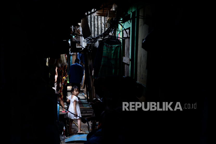 Seorang anak berjalan melewati lorong hunian yang berada diatas laut di kawasan Penjaringan, Jakarta Utara, Senin (30/1/2023). Badan Pusat Statistik DKI Jakarta mencatat posisi kemiskinan ekstrim di Jakarta per Maret 2022 mencapai 0,89 persen atau tembus 95.668 jiwa. Jumlah tersebut mengalami peningkatan sebesar 0,6 persen dibandingkan pada Maret 2021. Wilayah Jakarta Utara tercatat paling banyak terdapat warga yang mengalami kemiskinan ekstrim mencapai 35.770 orang dengan persentase sebesar 1,94 persen.