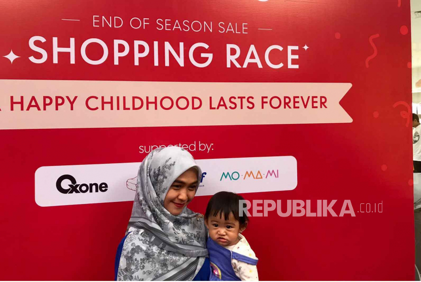 Youtuber Ria Ricis menggendong anaknya, Moana, saat hadir di acara Mothercare Shopping Race, Jakarta, Selasa (4/7/2023).