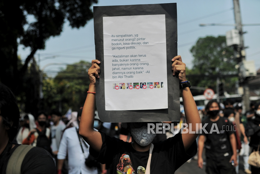 Massa aksi dari berbagai elemen masyarakat dan mahasiswa menggelar unjuk rasa di depan kantor Komisi Pemilihan Umum (KPU), Jakarta, Jumat (23/8/2024). Dalam aksi tersebut, massa aksi mendesak  KPU RI menindaklanjuti dan melaksanakan putusan MK nomor 60/PUU-XXII/2024 dan nomor 70/PUU-XXII/2024 yang berisi tentang ambang batas minimal sebagai syarat parpol atau gabungan parpol untuk mengusung calon kepala daera dalam Pilkada 2024 dan mengatur batas usia calon kepala daerah pada saat pendaftaran di Komisi Pemilihan Umum (KPU). Aksi tersebut juga merupakan bentuk penolakan terhadap tindakan yang dinilai inkonstitusional revisi Undang-Undang Pemilihan Kepala Daerah (UU Pilkada) oleh DPR yang dianggap sebagai ancaman terhadap demokrasi.