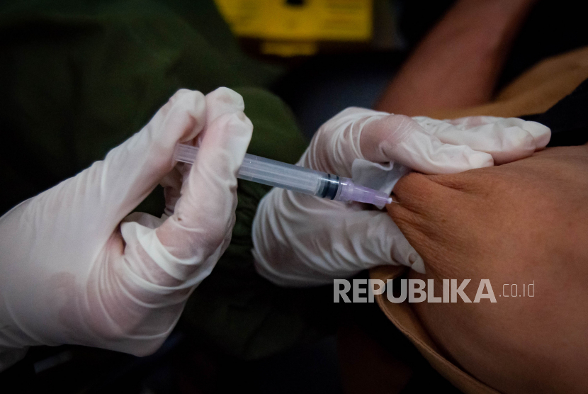 Ketua Umum Asosiasi Pengelola Pasar Indonesia (Asparindo) Y Joko Setiyanto menyampaikan bahwa para pedagang di pasar sudah menantikan pemberian tambahan dosis vaksin Covid-19 atau vaksinasi penguat. (Foto: Vaksinasi dosis tiga atau booster)