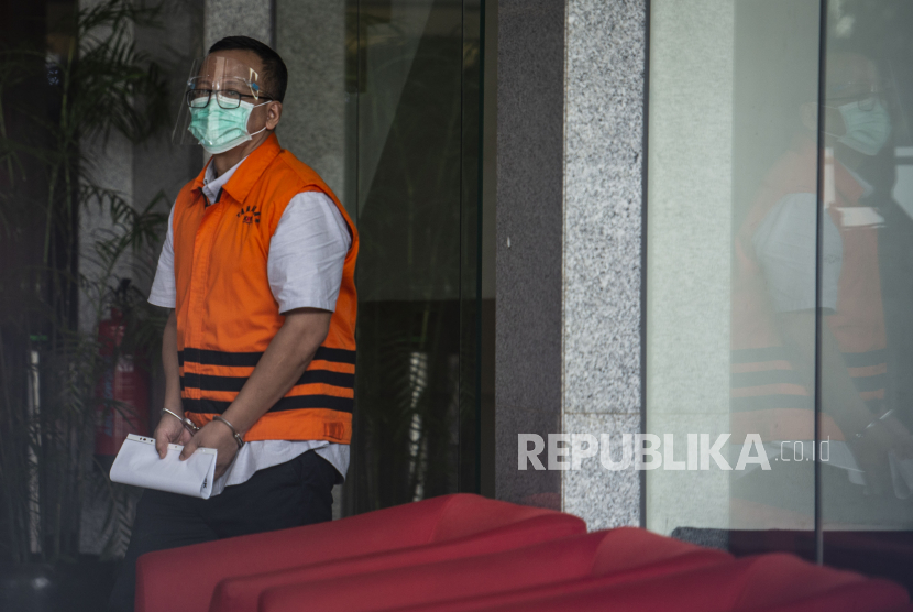 Tersangka kasus dugaan suap izin ekspor benih lobster Edhy Prabowo berjalan keluar seusai menjalani pemeriksaan di Gedung Komisi Pemberantasan Korupsi (KPK), Jakarta, Senin (22/2/2021). KPK memperpanjang masa penahanan mantan Menteri Kelautan dan Perikanan itu untuk 30 hari ke depan. 