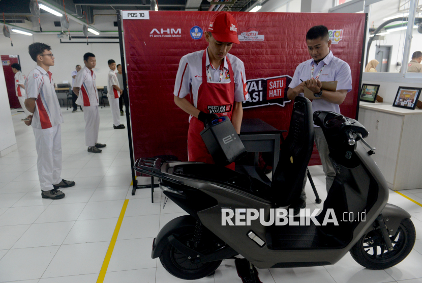 Peserta mengikuti Festival Vokasi Satu Hati (FEVOSH) di Astra Honda Motor Safety Riding and Training Center (AHM-STRC), Deltamas, Cikarang Pusat, Kabupaten Bekasi, Senin (10/2/2025). FEVOSH yang diikuti 26.917 siswa dan 2.615 guru tersebut untuk menguji kompetensi dalam penguasaan teori serta praktik teknologi sepeda motor.