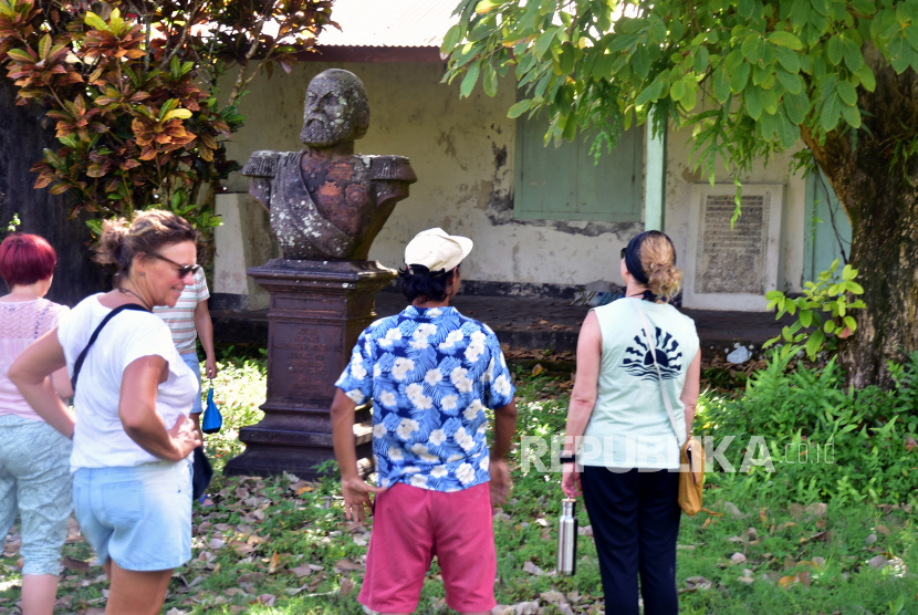 Sejumlah wisatawan mancanegara melihat patung Raja Belanda Willem 3 di Banda Neira, Maluku, Jumat (14/10/2022). Pariwisata Banda Neira mulai pulih dari dampak pandemi COVID-19 ditandai dengan mulai banyak berdatangan wisatawan mancanegara untuk menikmati keindahan alam dan wisata sejarahnya. 
