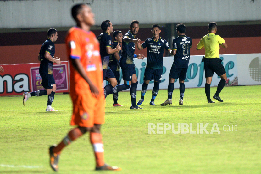 Penyerang Persib Wander Luiz melakukan selebrasi usai mencetak gol ke gawang Persiraja pada pertandingan lanjutan Piala Menpora 2021 di Stadion Maguwoharjo, Sleman, Yogyakarta, Jumat (2/4).