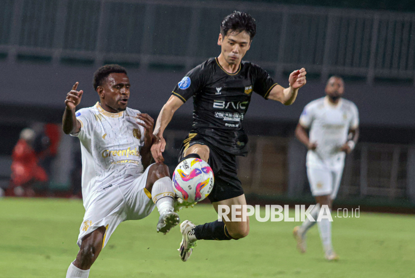 Pesepak bola Dewa United Taisei Marukawa (kanan)  menguasai bola dikawal ketat pesepak bola Arema FC Samuel Gideon Balisa (kiri) dalam lanjutan BRI Liga 1 di Stadion Pakansari, Kabupaten Bogor, Jawa Barat, Sabtu (11/1/2025). Dewa United kalahkan Arema FC dengan skor 2-0. Gol Dewa United dicetak Alex Martins Ferreira pada menit ke-8 dan 89.