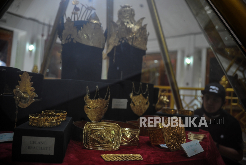Pengunjung mengamati mahkota binokasih yang terbuat dari emas peninggalan Kerajaan Sumedang Larang di Kabupaten Sumedang, Jawa Barat, Jumat (3/7/2020). Kerajaan Sumedang Larang yang memiliki peninggalan berupa bangunan keraton yang dibuat pada tahun 1706, mahkota binokasih, senjata pusaka, naskah-naskah kuno dan alat musik gamelan yang dibuat pada kurun waktu tahun 1625 hingga 1825 tersebut saat ini telah menjadi Museum Prabu Geusan Ulun yang dikelola oleh Yayasan Nadzhir Wakaf Pangeran Sumedang. ANTARA FOTO/Raisan Al Farisi/wsj.