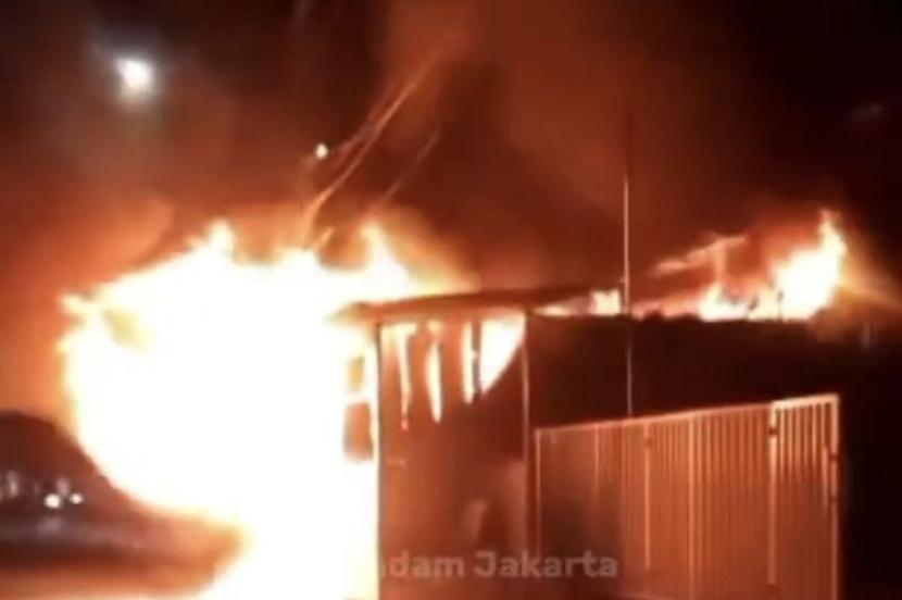 Kebakaran rumah makan di Jakarta Barat, 10 unit pemadam dikerahkan.