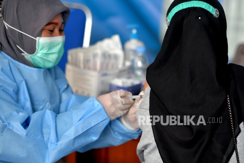 Warga mengikuti vaksin booster Covid-19 di Dinas Kesehatan Yogyakarta, Senin (28/3/2022). Program vaksinasi Covid-19 akan dilanjutkan selama bulan puasa. 