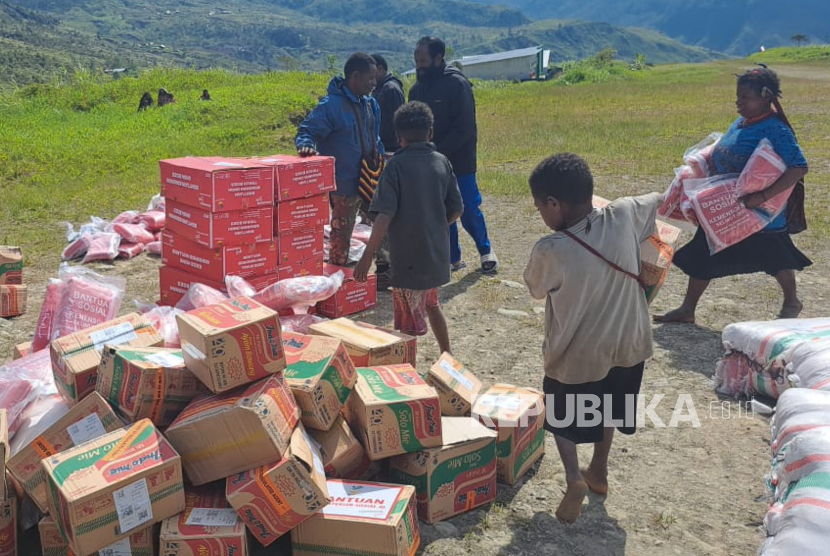 Sejumlah warga membawa bahan makanan yang diturunkan dari pesawat terbang di Distrik Amuma, Kabupaten Yahukimo, Papua Pegunungan, Kamis (26/10/2023). BNPB akan mendistribusikan bantuan berupa beras 20 ton, makanan siap saji 10.000 paket, perlengkapan penunjang, anggaran operasional Rp1 miliar serta menyiapkan satu unit pesawat jenis Cessna Grand Caravan yang dapat membawa muatan seberat 1.500 kg dalam sekali penerbangan dalam penanganan dampak bencana tanah longsor dan bencana kelaparan di Kabupaten Yahukimo, Provinsi Papua Pegunungan. 