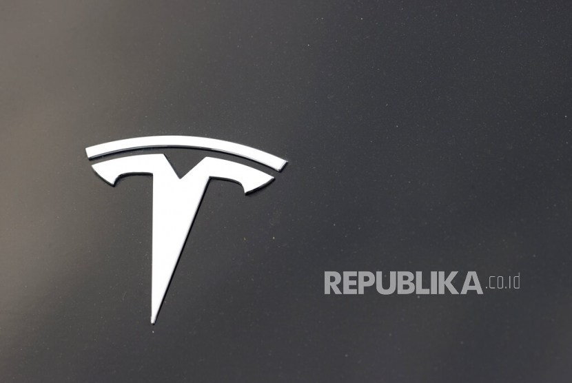 Logo Tesla . eorang meninggal dunia dan satu lainnya luka-luka dalam kecelakaan yang melibatkan mobil pintar Tesla di Provinsi Zhejiang, Cina.