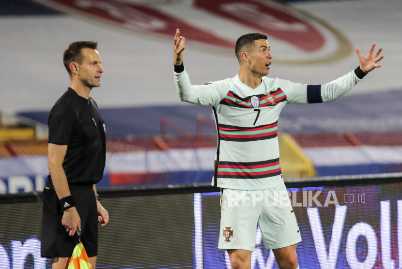 Reaksi Cristiano Ronaldo dari Portugal saat pertandingan sepak bola kualifikasi Piala Dunia 2022 antara Serbia dan Portugal di Beograd, Serbia, 27 Maret 2021.