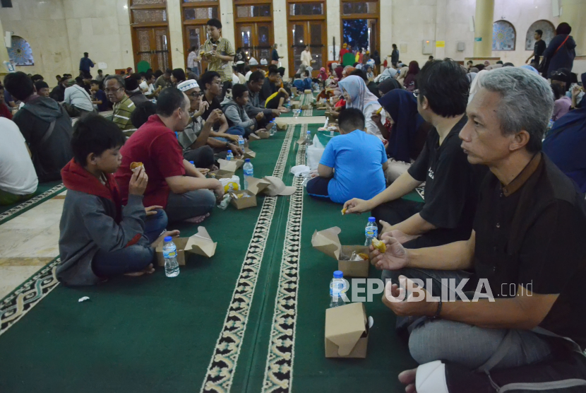 Masyarakat menikmati takjil saat berbuka puasa di Masjid Raya Bandung, Alun-alun Kota Bandung (Ilustrasi)