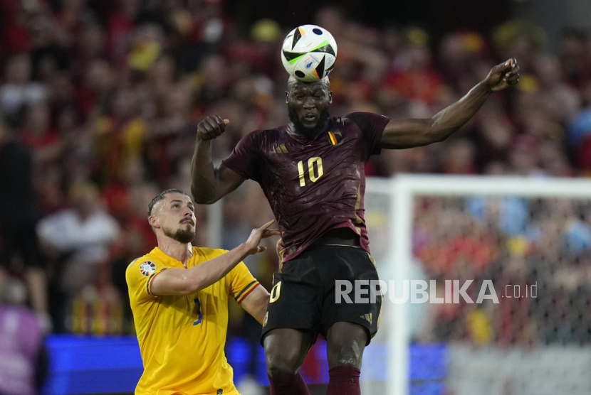 Penyerang Belgia Romelu Lukaku (kanan).