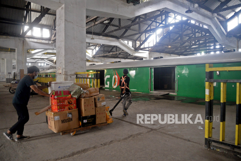 Pekerja memasukan boks berisi kiriman barang ke dalam gerbong kereta api di Stasiun Jakarta Gudang, Jakarta, Sabtu (15/1/2022) (ilustrasi).