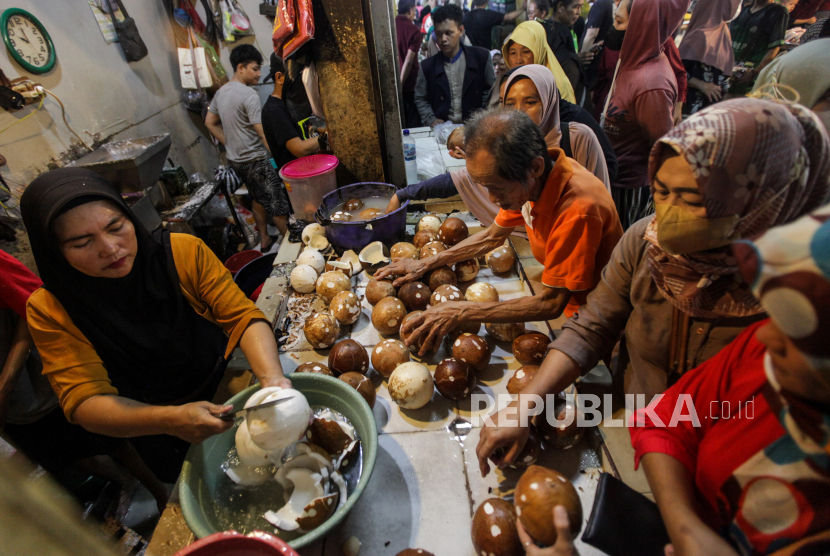 Pedagang melayani pembeli di Pasar (ilustrasi).  Tujuan aktivitas ekonomi menurut Al-Ghazali adalah persiapan hari akhir 