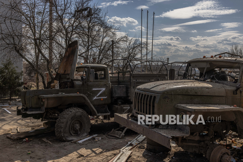 Kendaraan militer Rusia yang hancur di sebelah stasiun kereta api tempat pasukan Rusia ditempatkan, direbut kembali oleh kota Trostyanets tentara Ukraina, di wilayah Sumy, Ukraina, 29 Maret 2022 (dikeluarkan 30 Maret 2022)