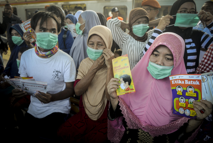 Sejumlah penumpang memakai masker saat sosialisasi antisipasi virus Corona di Stasiun Depok, Depok, Jawa Barat, Jumat (6/3).(Republika/Putra M. Akbar)