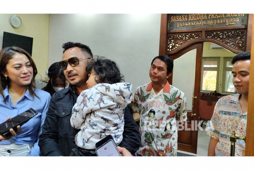 Ketum DPP PSI Giring Ganesha DJumaryo bersama keluarga mengunjungi Wali Kota Solo Gibran Rakabuming Raka di Balai Kota Solo, Jumat (19/5/2023).
