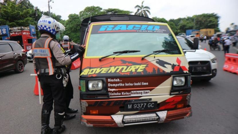 Kendaraan Menumpuk Hari Pertama PSBB Surabaya, Ini Kata Polisi