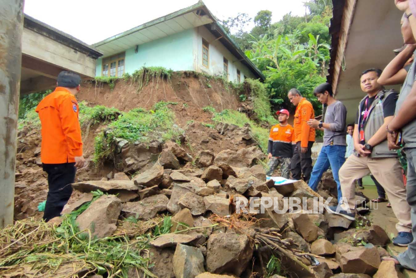 Petugas meninjau lokasi terdampak longsor di Desa Sukamaju, Kecamatan Cihaurbeuti, Kabupaten Ciamis, Jawa Barat, Jumat (1/12/2023). 