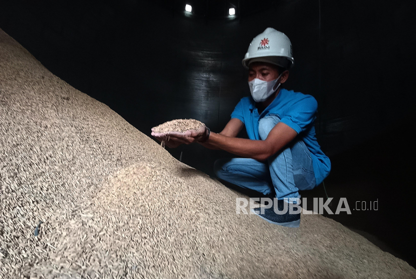 Stok beras. Presiden Joko Widodo memerintahkan untuk memastikan dulu kecukupan stok dan kebutuhan beras nasional bahkan hingga dua tahun ke depan, sebelum memutuskan ekspor. 