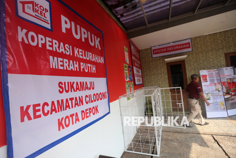 (ILUSTRASI) Pengurus beraktivitas di Koperasi Kelurahan Merah Putih (KKMP) Sukamaju, Cilodong, Depok, Jawa Barat, Kamis (17/7/2025).  