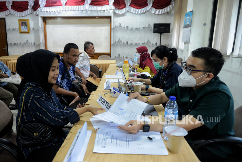 Calon petugas Kelompok Penyelenggara Pemungutan Suara (KPPS) melakukan tes kesehatan saat mendaftarkan diri mejadi petugas KPPS 