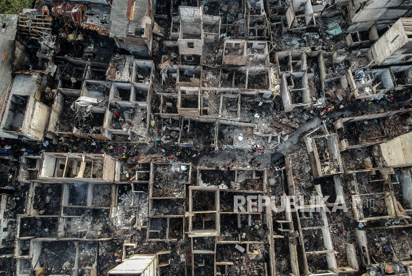 Suasana sisa permukiman yang terbakar di Keagungan, Taman Sari, Jakarta, Senin (19/4). Kebakaran permukiman padat yang terjadi pada Ahad (18/4) tersebut mengakibatkan 112 rumah hterbakar dan 1.000 warga terpaksa mengungsi. Republika/Putra M. AKbar