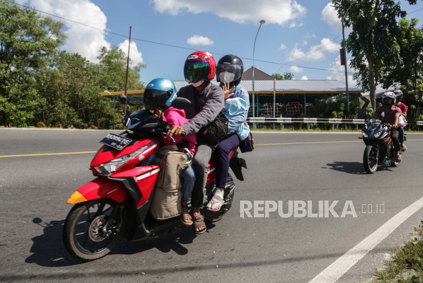 Pesepeda motor melintas di jalan Trans Kalimantan Tengah Poros Selatan, Palangka Raya, Kalimantan Tengah, Sabtu (30/4/2022). 