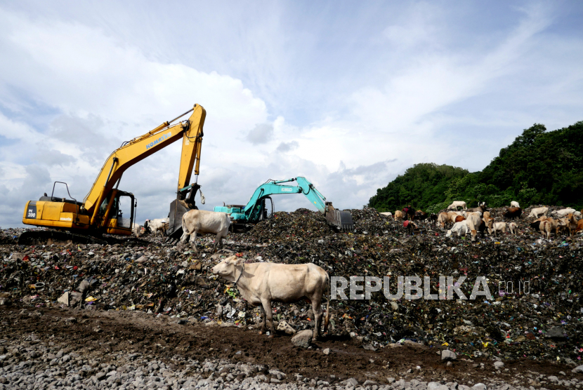 Eksavator mengurai gundukan sampah  di TPST Piyungan, Bantul, DI Yogyakarta. 