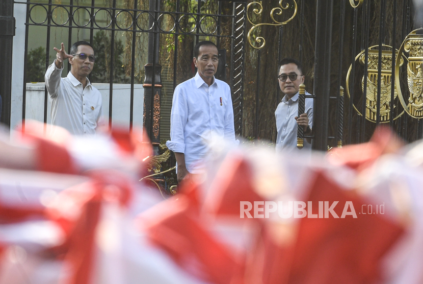 Presiden Joko Widodo (kedua kiri) berbincang bersama Kepala Sekretariat Presiden (Kasetpres) Heru Budi Hartono (kiri) saat pembagian sembako dari Presiden kepada masyarakat di halaman Istana Merdeka, Jakarta, Senin (8/4/2024). Presiden Jokowi membagikan sembako sebanyak 1.000 kantong bagi masyarakat yang melintas dalam rangka menyambut Idul Fitri 1445 H. 