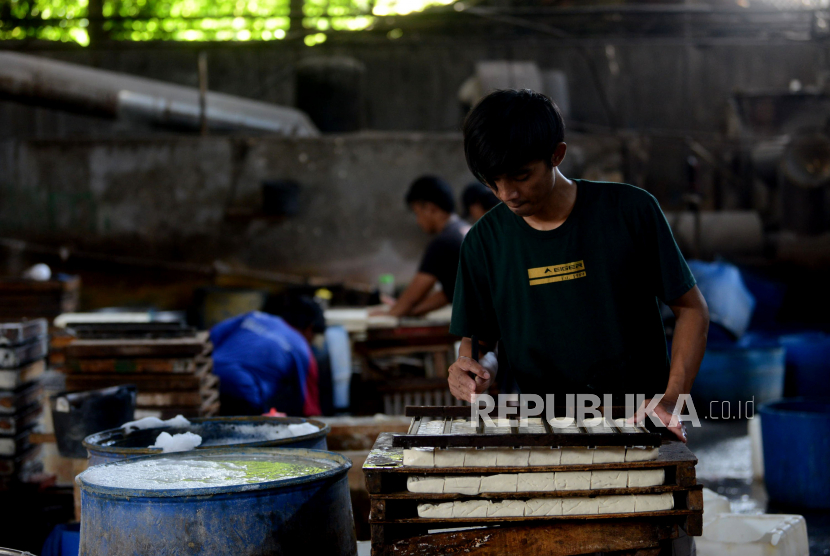 Pekerja melakukan proses pembuatan tahu di salah satu pabrik tahu di Duren Tiga, Jakarta, Selasa (28/2/2023). Pemerintah terus berupaya menyediakan bahan baku kedelai dengan harga yang terjangkau bagi pengrajin tahu dan tempe sehingga dapat mengurangi beban pengrajin dalam berproduksi