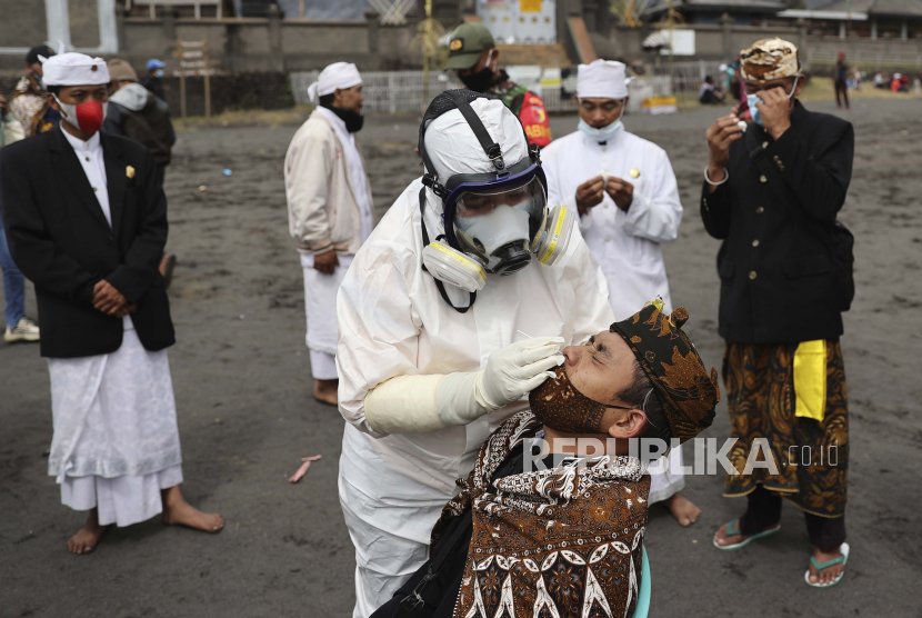 Seorang umat Hindu mengambil sampel usap hidung oleh petugas medis untuk diperiksa virus corona sebelum mengikuti festival Yadnya Kasada mendatang, di Pura Luhur Poten di dekat Gunung Bromo, Probolinggo, Indonesia, Jumat, 25 Juni 2021. 