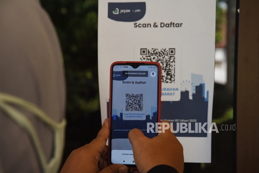 Warga DKI Jakarta memanfaatkan aplikasi Jakarta Kini (JAKI). Aplikasi JAKI juga bisa digunakan warga untuk melaporkan pelanggaran protokol kesehatan (prokes). (ilustrasi)