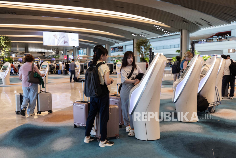 Suasana di Changi Airport Terminal 2 Singapore.