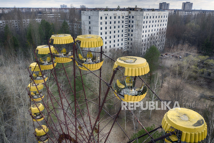  FILE - Sebuah korsel yang ditinggalkan di taman terlihat kota hantu Pripyat dekat dengan pembangkit nuklir Chernobyl, Ukraina, pada 15 April 2021. Di antara perkembangan yang paling mengkhawatirkan pada hari yang sudah mengejutkan, ketika Rusia menginvasi Ukraina pada hari Kamis, adalah peperangan di pembangkit nuklir Chernobyl, di mana radioaktivitas masih bocor dari bencana nuklir terburuk dalam sejarah 36 tahun lalu.