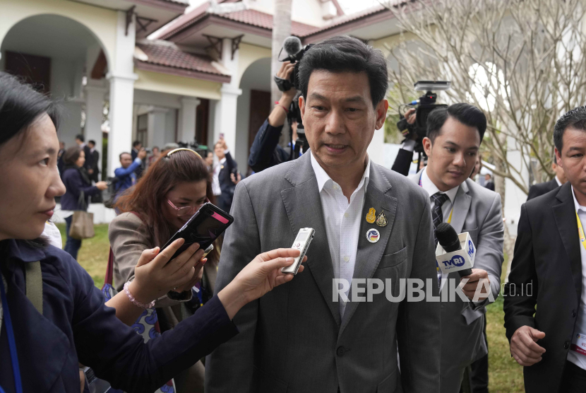   Menteri Luar Negeri Thailand Parnpree Bahiddha-Nukara berbicara kepada reporter pada pertemuan retret Menteri Luar Negeri Perhimpunan Bangsa-Bangsa Asia Tenggara (ASEAN) di Luang Prabang, Laos. 