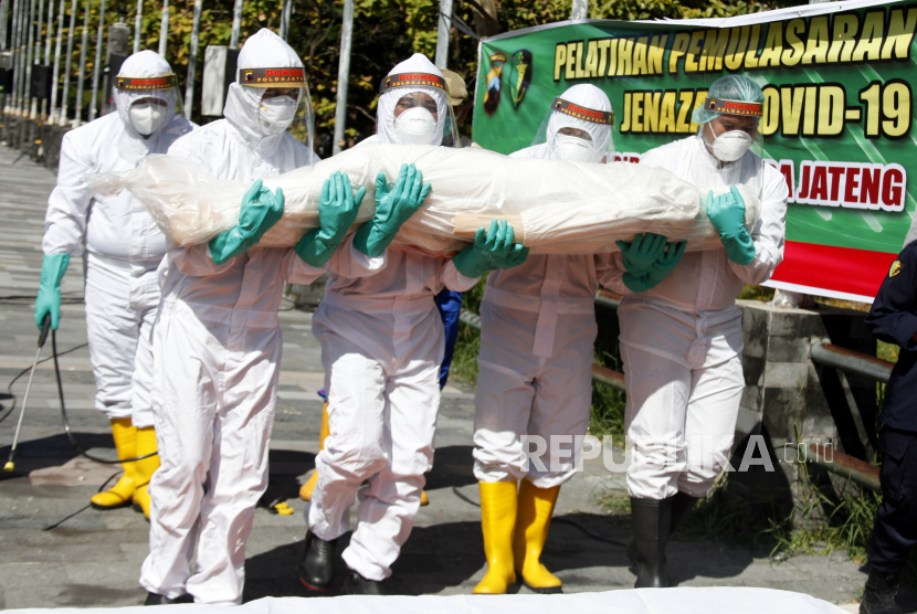 Uji kompetensi menjadi ganjalan lulusan kedokteran terjun membantu penanganan pandemi Covid-19. Foto: Tim Bidang Kedokteran dan Kesehatan (Biddokkes) Polda Jawa Tengah memberikan pelatihan pemulasaran jenazah pasien COVID-19.