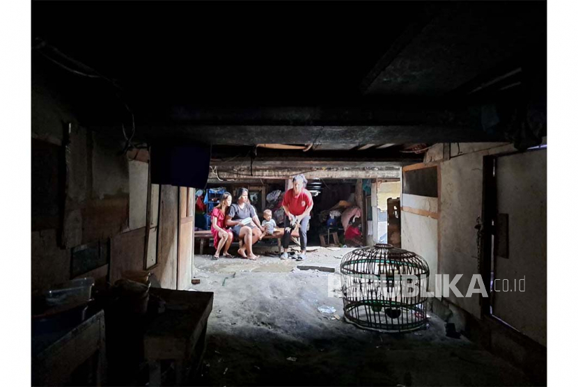 Kondisi warga yang tinggal di kolong Tol Angke, Kalijodo, Jakarta Barat, Senin (19/6/2023). 