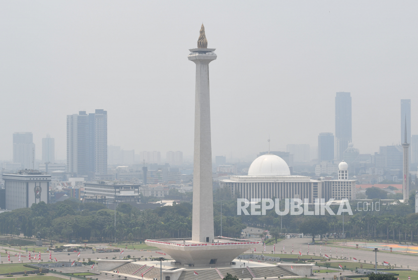 Kabut asap menyelimuti gedung-gedung bertingkat di Jakarta, Kamis (25/8/2022). Lembaga data kualitas udara IQ Air pada Juli 2022 menempatkan Jakarta sebagai peringkat pertama dari sepuluh besar kota  paling berpolusi di Indonesia dengan indeks kualitas udara di angka 180 karena konsentrasi Particulate Matter (PM) 2.5 Jakarta berada pada angka 111.5 mikrogram per meter kubik atau 22,3 kali di atas nilai pedoman kualitas udara tahunan Badan Kesehatan Dunia (WHO). 