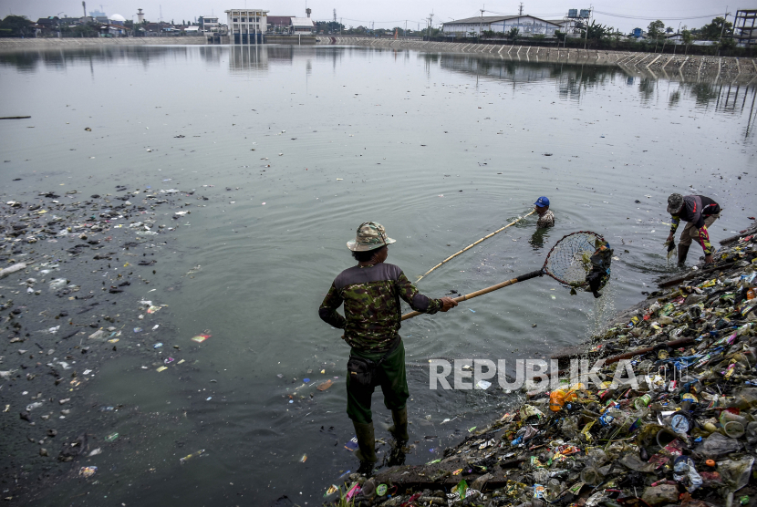 Petugas Satgas Citarum Harum Sektor 6 bersama warga membersihkan sampah di pintu air Kolam Retensi Cieunteung, Baleendah, Kabupaten Bandung.