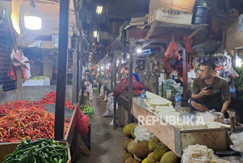 Para pedagang Pasar Senen Blok VI di Jakarta Pusat, Senin (7/8/2023).