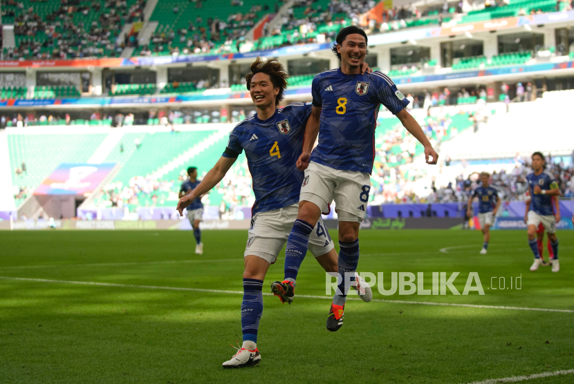 Pemain Jepang Takumi Minamino, melakukan selebrasi setelah mencetak gol pada pertandingan sepak bola Grup D Piala Asia antara Jepang dan Vietnam di Stadion Al Thumama di Doha, Qatar, Ahad (14/1/2024). Jepang menang dengan skor 4-2.