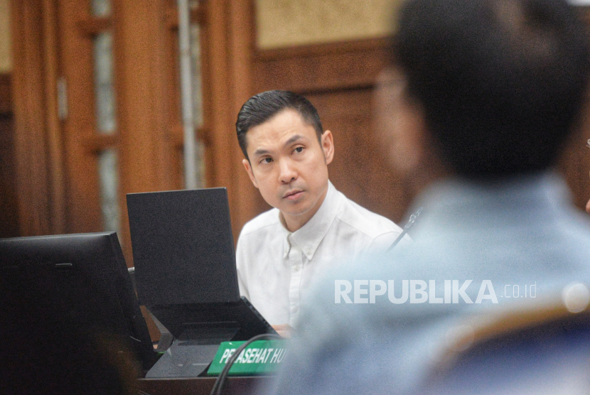 Terdakwa kasus dugaan korupsi pengelolaan tata niaga komoditas timah Harvey Moeis mengikuti sidang di Pengadilan Tipikor, Jakarta, Kamis (5/9/2024). Sidang lanjutan tersebut beragendakan mendengarkan keterangan saksi. Ada dua saksi yang dihadirkan dalam sidang tersebut.