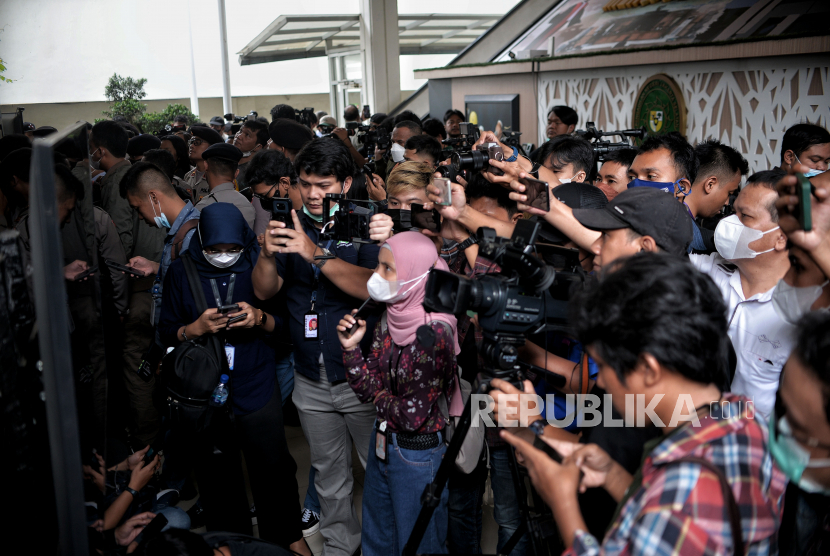 Wartawan menyimak sidang pembacaan vonis kasus pembunuhan Brigadir Nofriansyah Yoshua Hutabarat, dengan terdakwa Ferdy Sambo di Pengadilan Negeri Jakarta Selatan, Senin (13/2/2023). Hakim menyimpulkan Ferdy Sambo ikut serta dalam menembak Brigadir Yosua.
