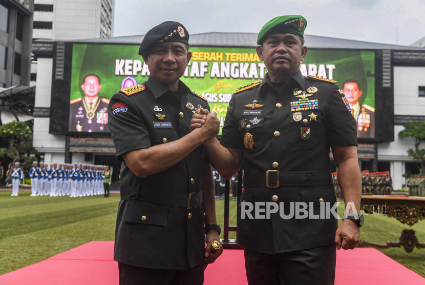 Panglima TNI Jenderal TNI Agus Subiyanto (kiri)  dan Kepala Staf TNI Angkatan Darat (KSAD) Jenderal TNI Maruli Simanjuntak (kanan) 