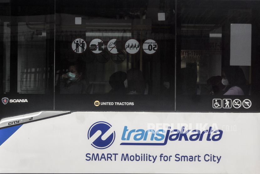 Manajemen PT Transportasi Jakarta (TransJakarta) menyerahkan sepenuhnya kesimpulan penyebab kecelakaan armada bus TransJakarta kepada pihak kepolisian.