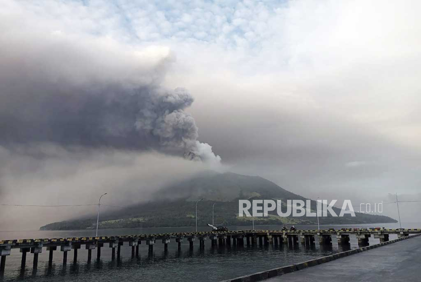 Gunung Ruang terlihat saat letusan dari pulau Tagulandang, Indonesia, Kamis, (18/4/2024). Abu vulkanis dari erupsi Gunung Ruang membuat penerbangan tidak mungkin dilakukan pada Selasa (30/4/2024).