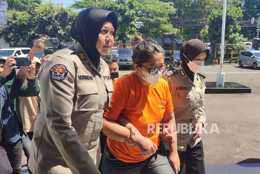 Polisi mengamankan tour leader berinisal ICL yang diduga membawa kabur dana tur studi (study tour) SMAN 21 Kota Bandung, Jawa Barat.
