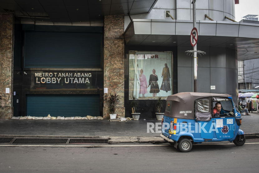 Sopir Bajaj menanti penumpang di depan Pasar Tanah Abang yang tutup di Jakarta, Jumat (27/3/2020). Dalam rangka pencegahan dan menekan angka penularan virus corona (Covid-19), Perumda Pasar Jaya menutup sementara Pasar Tanah Abang Blok A, B dan F mulai 27 Maret hingga 5 April 2020